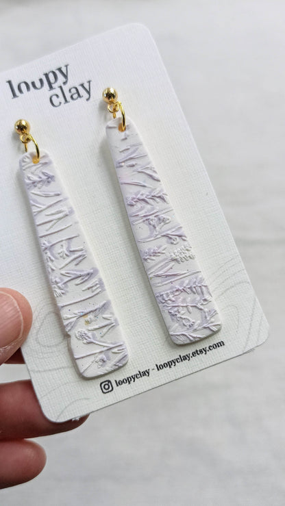 Orecchini pendenti a barra Eleganza Bianca fiori lilla