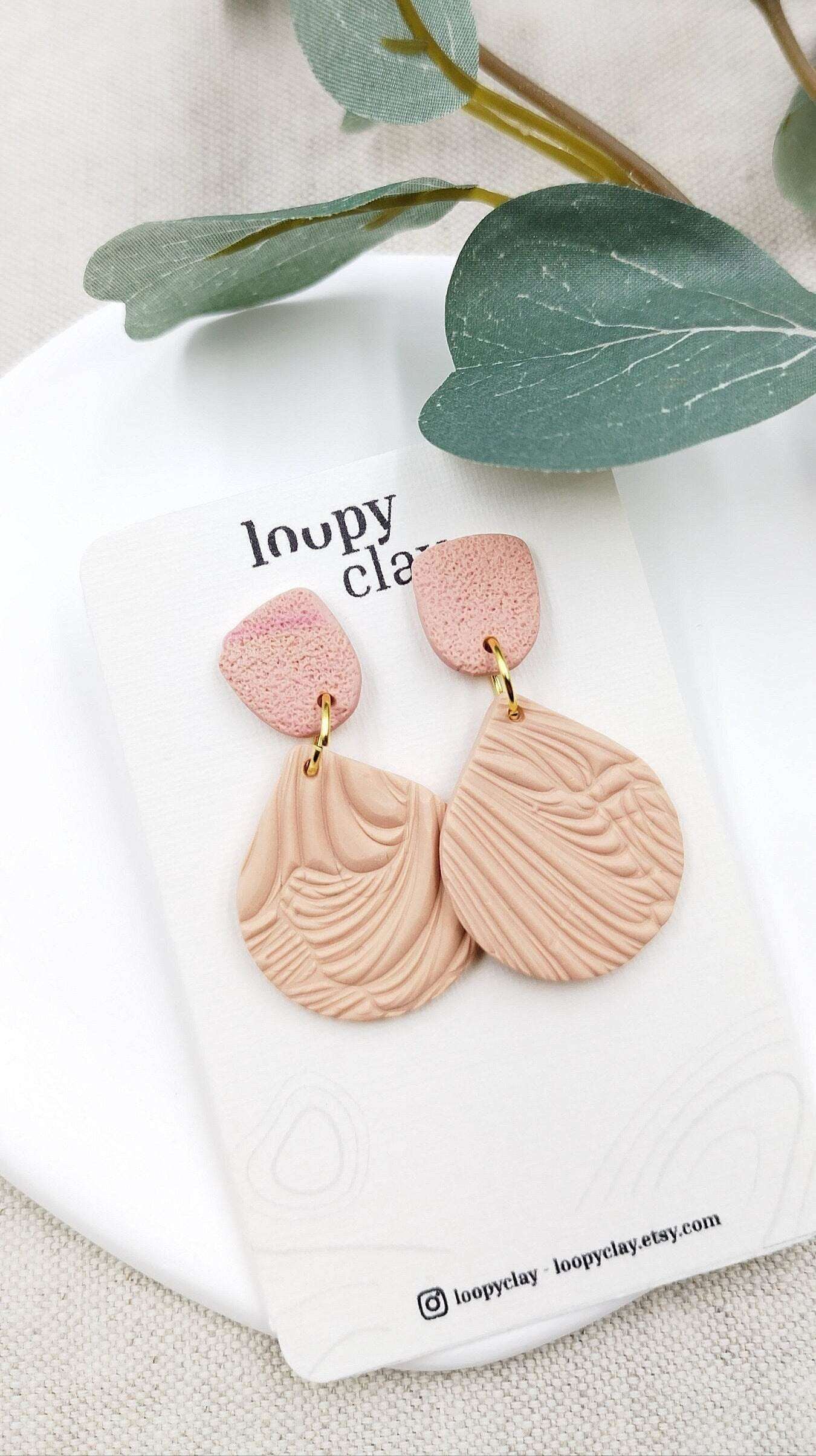 Orecchini pendenti romantici rosa effetto materico