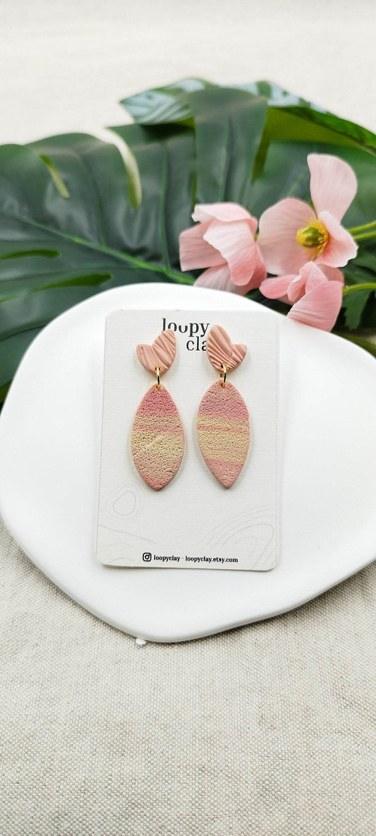 Orecchini romantici Pendenti Fatti a Mano: Un Tocco di Eleganza in Rosa Antico. Eleganza quotidiana. Sfumature del rosa, design a foglia - Loopy Clay
