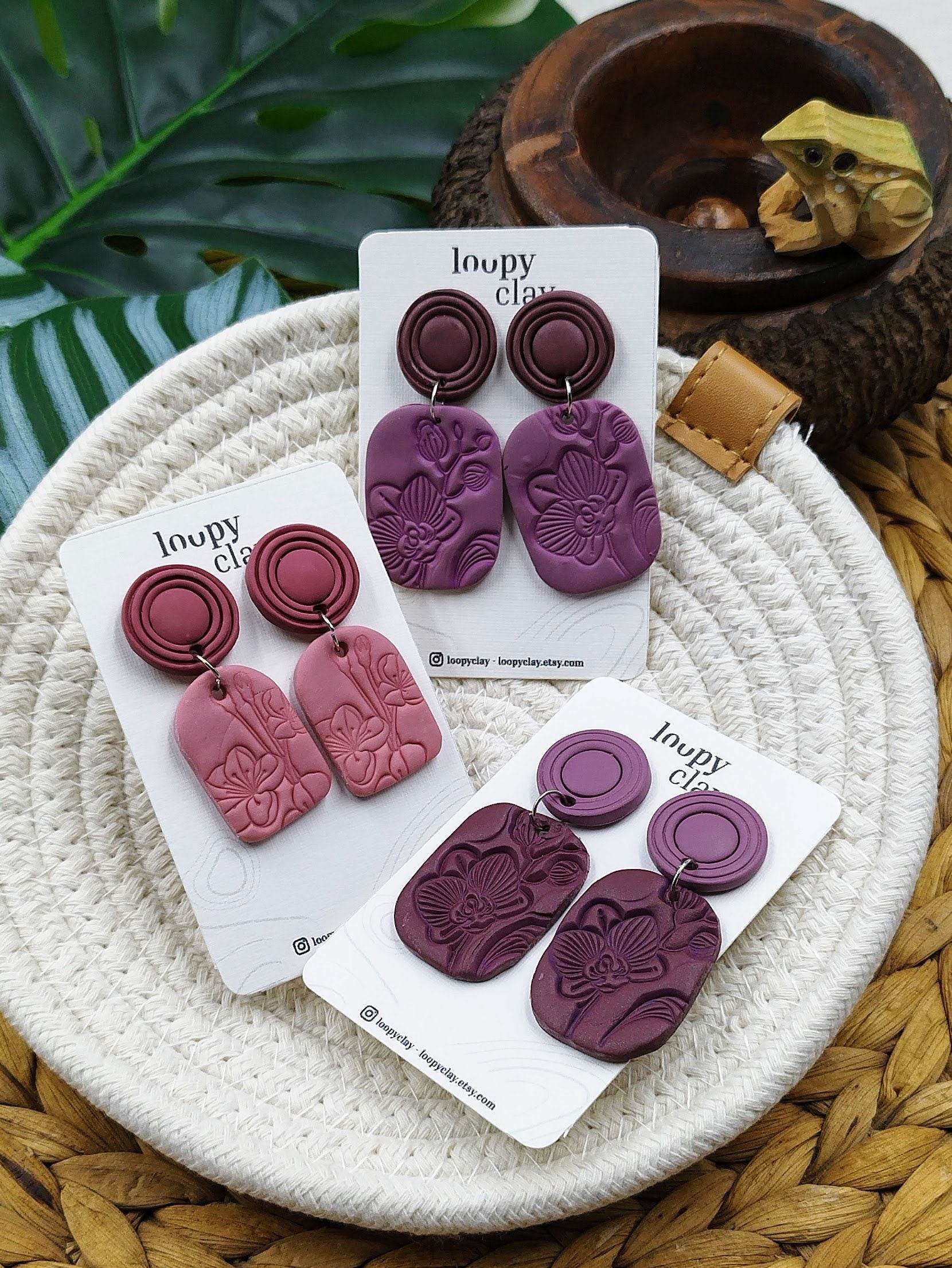 Orecchini pendenti in stile etnico con orchidee e fiori - Loopy Clay