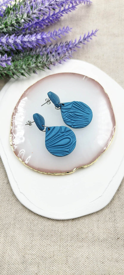 Orecchini pendenti con texture materica blue