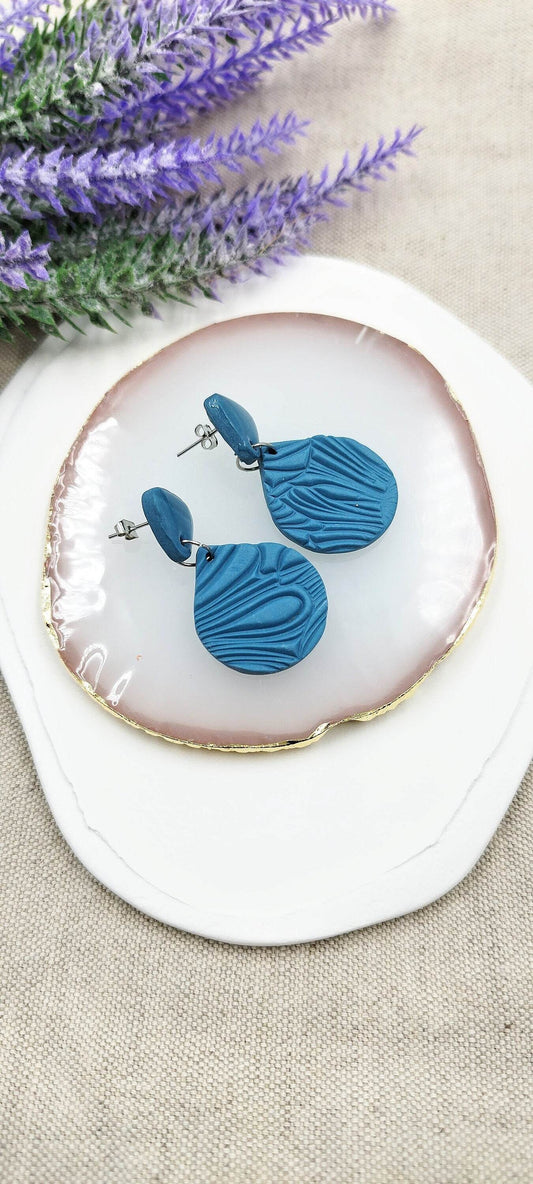 Orecchini romantici Pendenti Fatti a Mano: Un Tocco di Eleganza in blu. Eleganza quotidiana. Colore blu elegante con effetto a rilievo - Loopy Clay