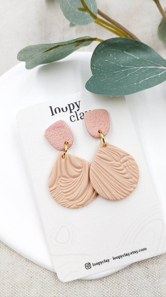 Orecchini romantici Pendenti Fatti a Mano: Un Tocco di Eleganza in Rosa Antico. Eleganza quotidiana. Rosa tenute con effetti a rilievo - Loopy Clay
