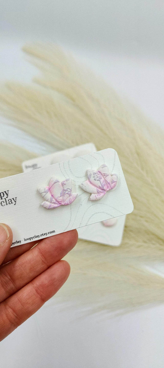 Orecchini a bottone fiore di loto bianco e lilla - Loopy Clay