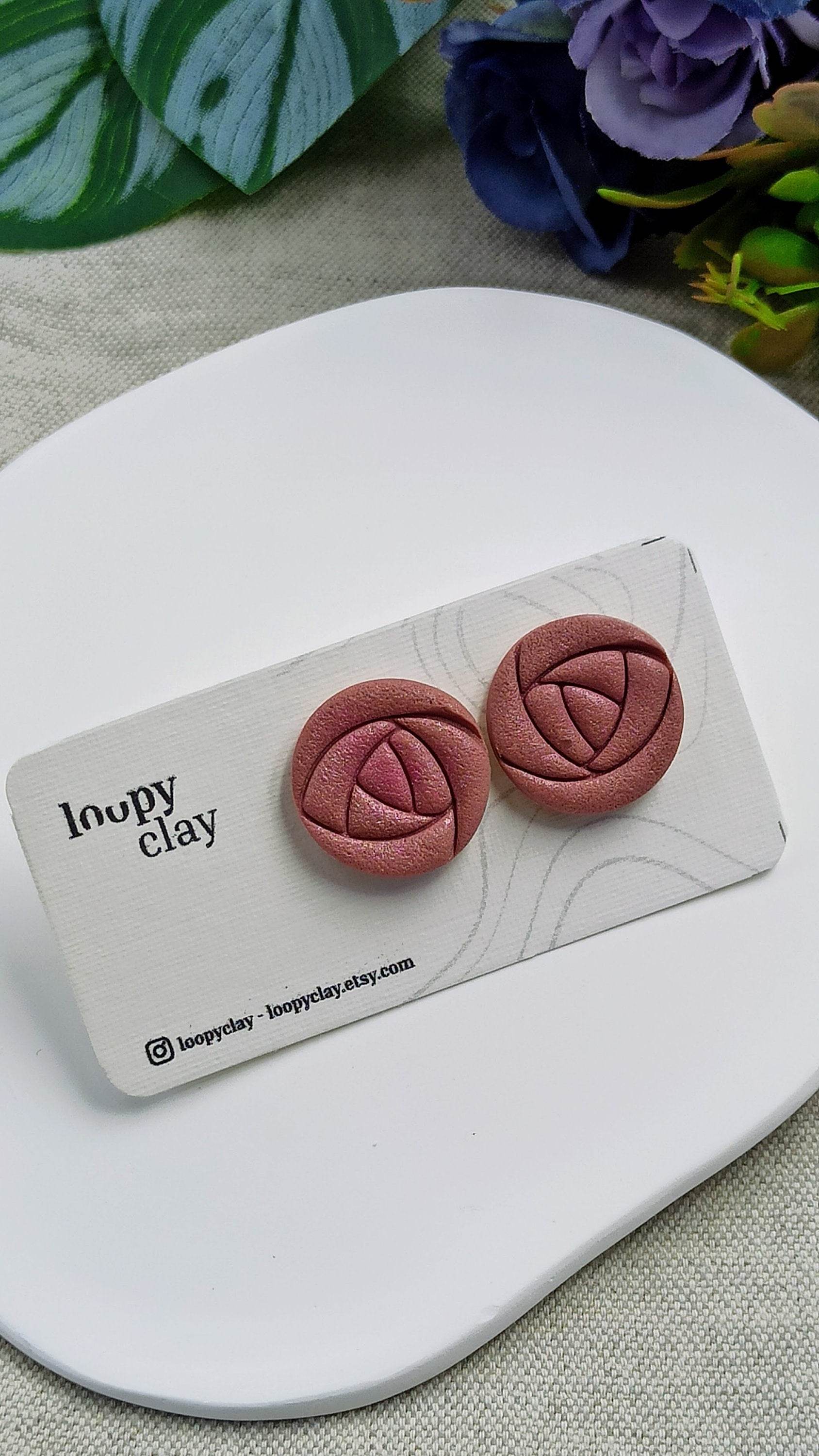 Orecchini a bottone a forma di rosa - Loopy Clay
