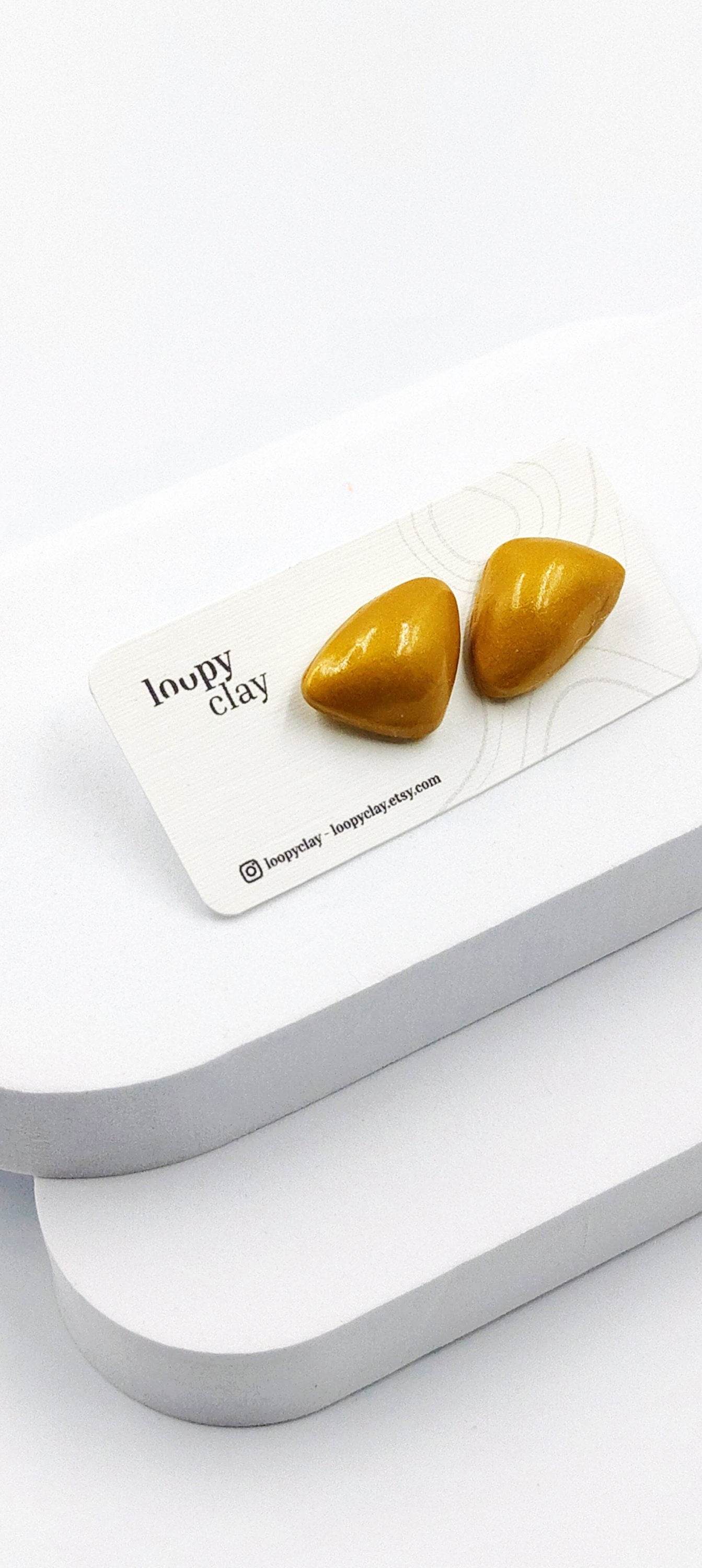 Orecchini bombati bottone triangolo