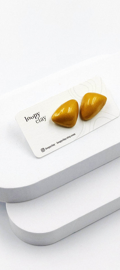 Orecchini bombati bottone triangolo