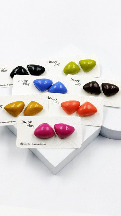 Orecchini bombati bottone triangolo