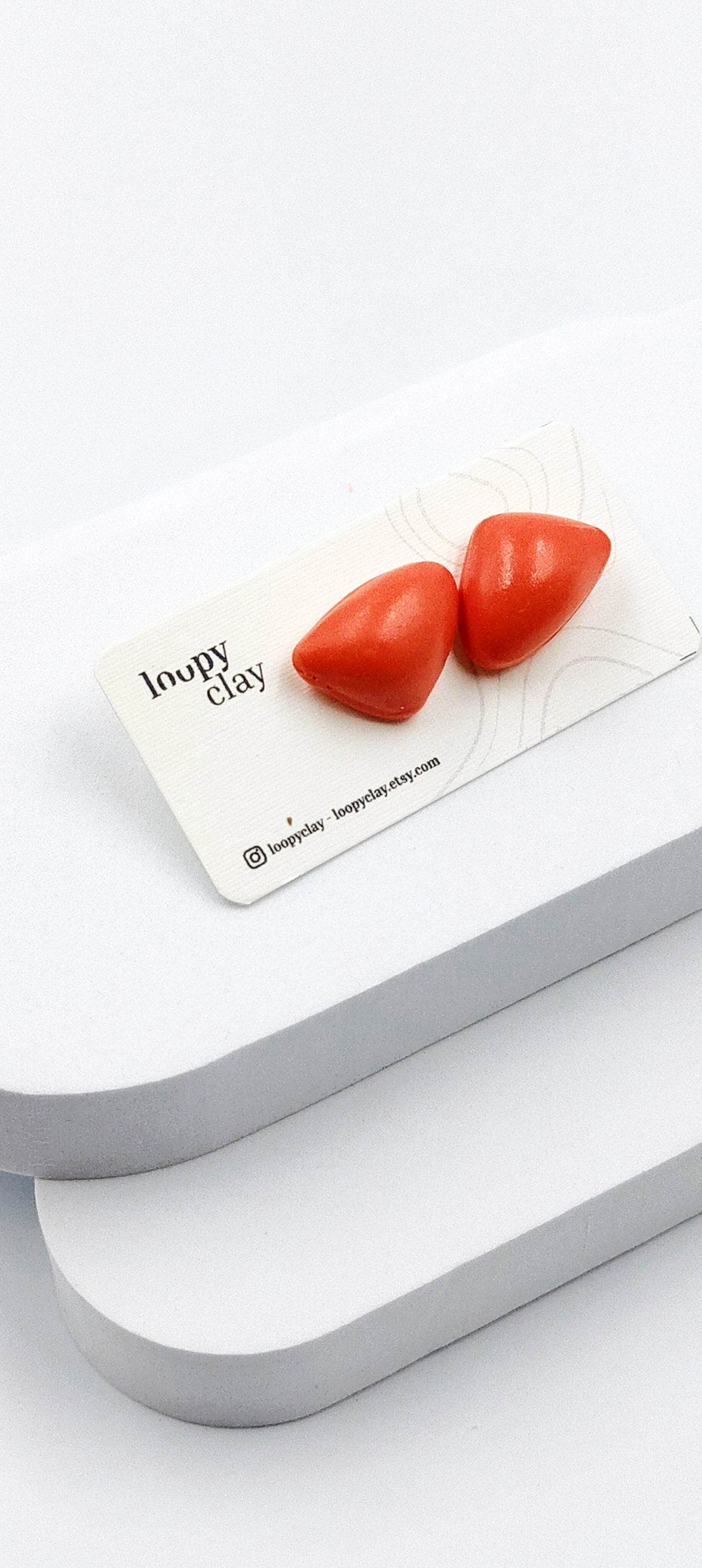 Orecchini bombati bottone triangolo