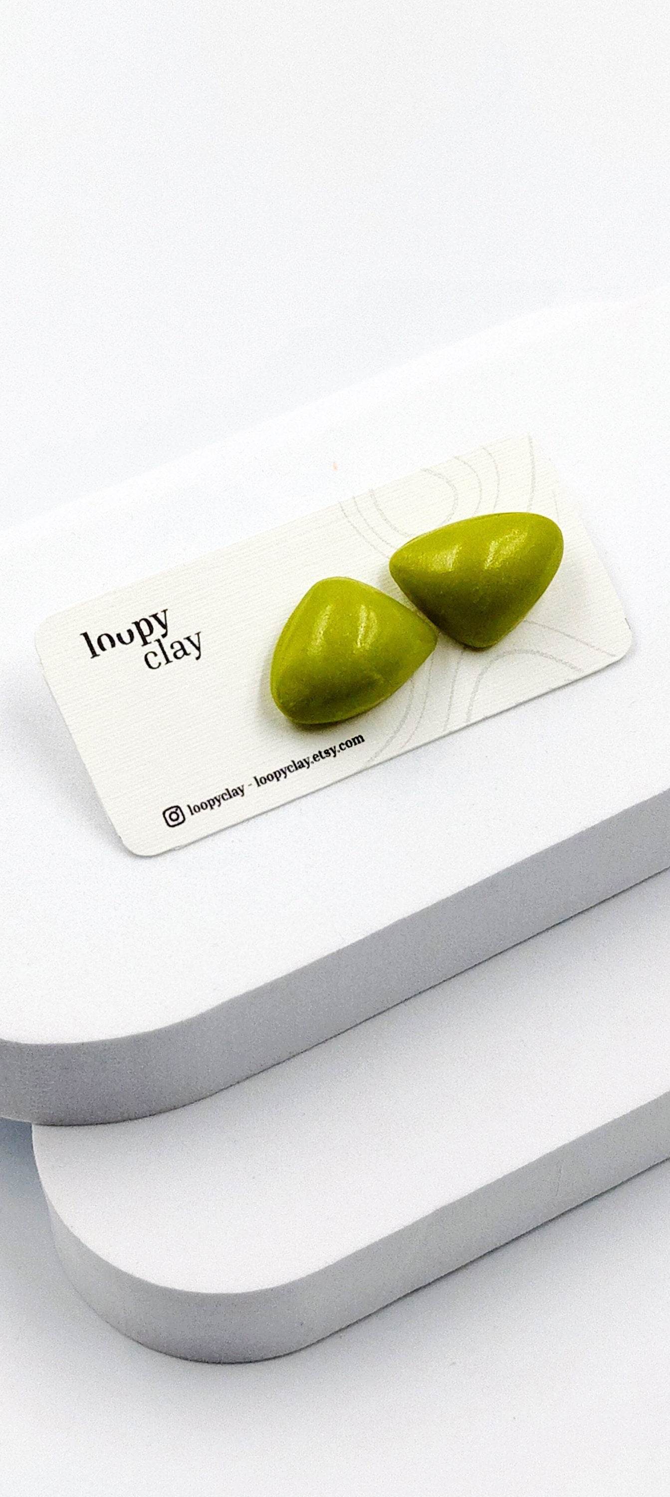 Orecchini bombati bottone triangolo - Loopy Clay