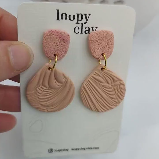 Orecchini romantici Pendenti Fatti a Mano: Un Tocco di Eleganza in Rosa Antico. Eleganza quotidiana. Rosa tenute con effetti a rilievo
