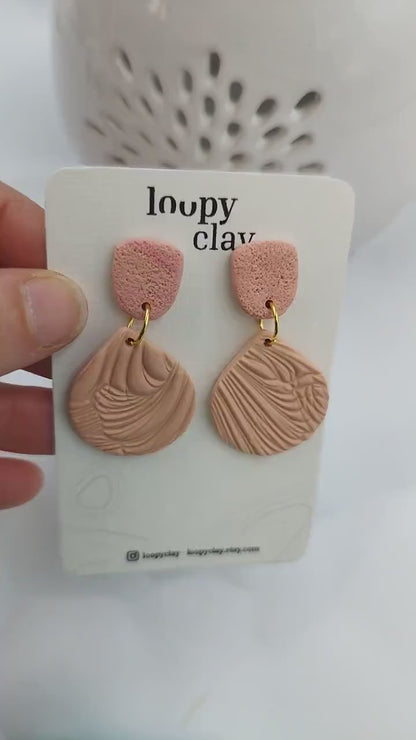 Orecchini romantici Pendenti Fatti a Mano: Un Tocco di Eleganza in Rosa Antico. Eleganza quotidiana. Rosa tenute con effetti a rilievo