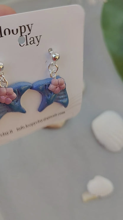 Orecchini estate mare donna artigianali – orecchini manta - summer earrings Manta con fiori rosa di plumeria, leggeri e unici.