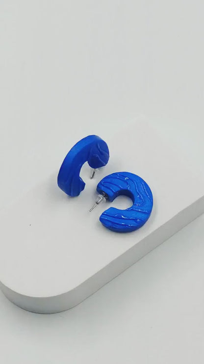 Orecchini a cerchio Stile Moderno - Vibranti Tocchi di Colore per il Tuo Look, leggeri dal design unico. Orecchini design dai colori pop