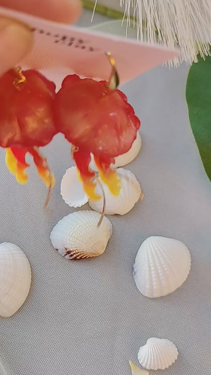 Orecchini donna artigianali pendenti rosso fuoco – gioielli unici fatti a mano, design Medusa sofisticato.