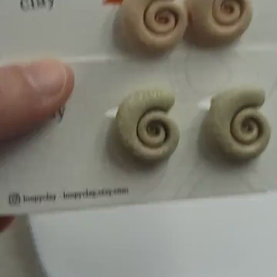 Orecchini Conchiglia Artigianali - Orecchini a Bottone con perno a clip - Un Tocco di Mare e Raffinatezza per Ogni Look senza compromessi