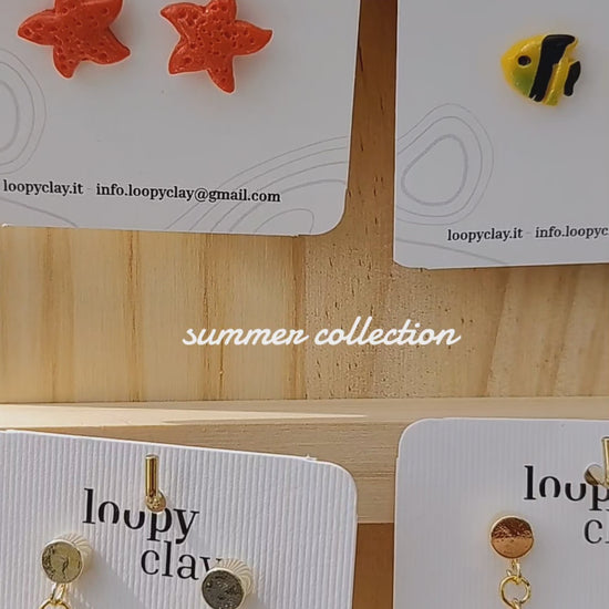 Orecchini estate mare donna artigianali – orecchini conchiglia- Thread Earrings Handmade in Italy – Lightweight Summer Shell Studs, Trendy Beach Jewelry, Cute Gift for Women, Orecchini a perno anallergici.