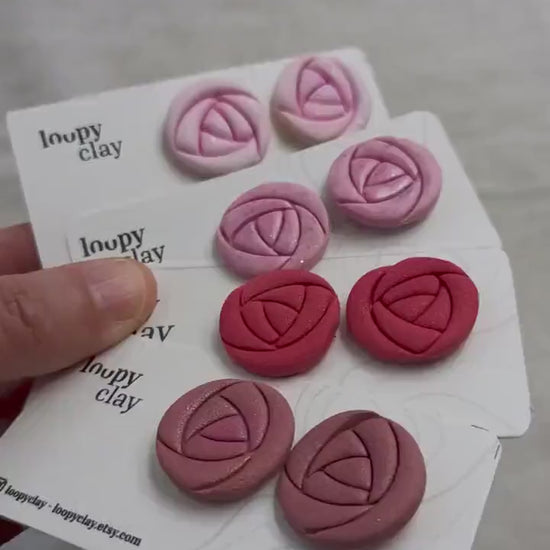 Orecchini a Bottone con Rose stilizzate: Un Tocco di Romanticismo e Bellezza al Tuo Stile. Bottoni leggeri e Femminili. Giorno e sera.