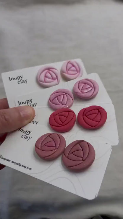 Orecchini a Bottone con Rose stilizzate: Un Tocco di Romanticismo e Bellezza al Tuo Stile. Bottoni leggeri e Femminili. Giorno e sera.
