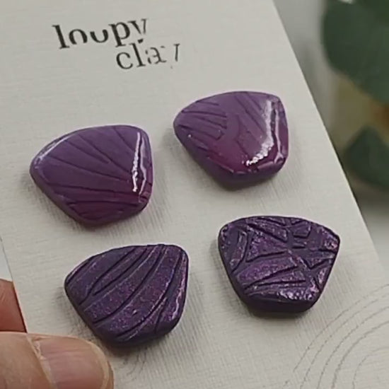 Orecchini viola con Forme Geometriche: Un Tocco di Eleganza Contemporanea. Effetto lucido opaco. Smussati. forma geometrica