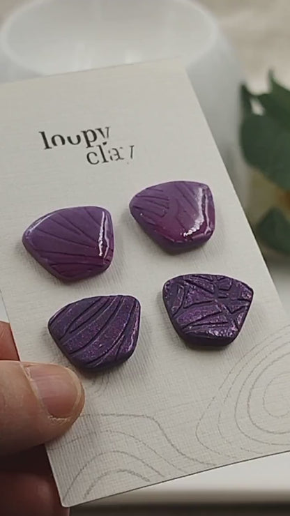 Orecchini viola con Forme Geometriche: Un Tocco di Eleganza Contemporanea. Effetto lucido opaco. Smussati. forma geometrica