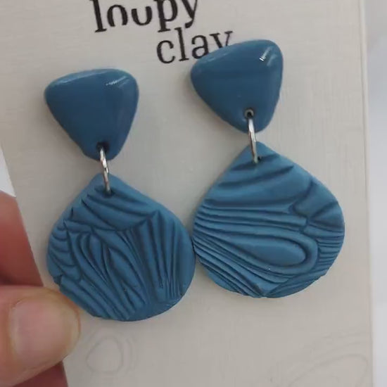 Orecchini romantici Pendenti Fatti a Mano: Un Tocco di Eleganza in blu. Eleganza quotidiana. Colore blu elegante con effetto a rilievo