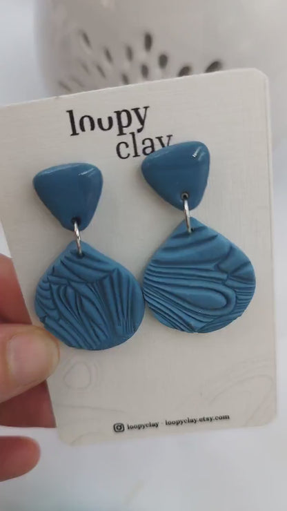 Orecchini romantici Pendenti Fatti a Mano: Un Tocco di Eleganza in blu. Eleganza quotidiana. Colore blu elegante con effetto a rilievo