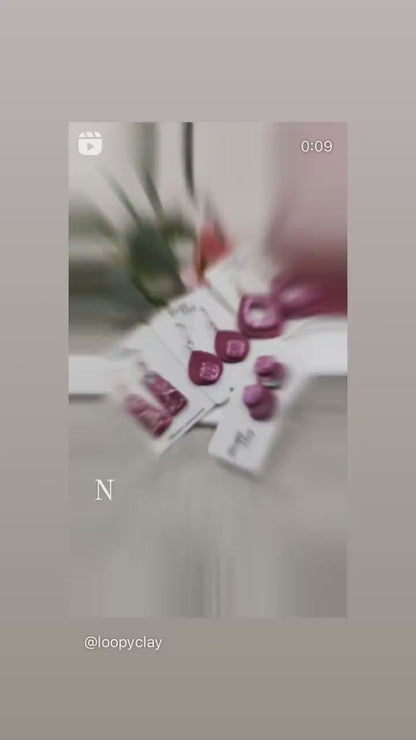 Orecchini eleganti a barra pendente con effetto lucido e fiori perlati impressi.  Orecchini Eleganza Fiorita: Un Tocco Romantico e Vintage