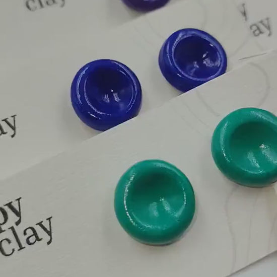 Orecchini Piccoli colorati: Un Tocco di Colore e Vivacità per il Tuo Look.  Aggiungi un tocco di gioia e allegria in 8 tonalità uniche