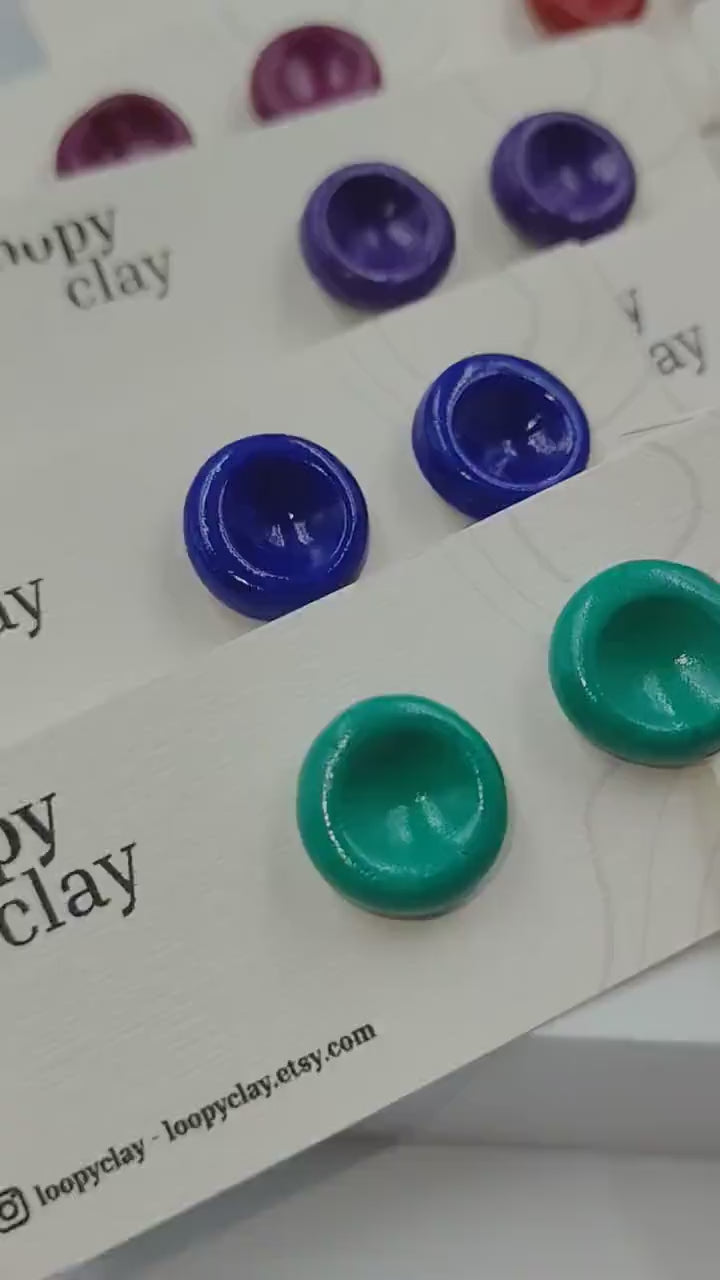 Orecchini Piccoli colorati: Un Tocco di Colore e Vivacità per il Tuo Look.  Aggiungi un tocco di gioia e allegria in 8 tonalità uniche