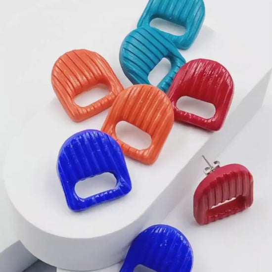 Orecchini Moderni Lineari Multicolore: Un Tocco di Pop Art per il Tuo Stile. tante combinazione colore. Colori vivaci stile design pop 80-90