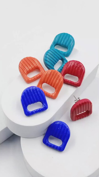 Orecchini Moderni Lineari Multicolore: Un Tocco di Pop Art per il Tuo Stile. tante combinazione colore. Colori vivaci stile design pop 80-90