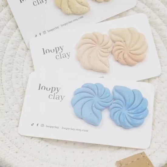 Orecchini Conchiglia: Un Sogno d'Estate tra Colori Tenui e Stile Delicato. Stile e design connubio perfetti per l'estate.