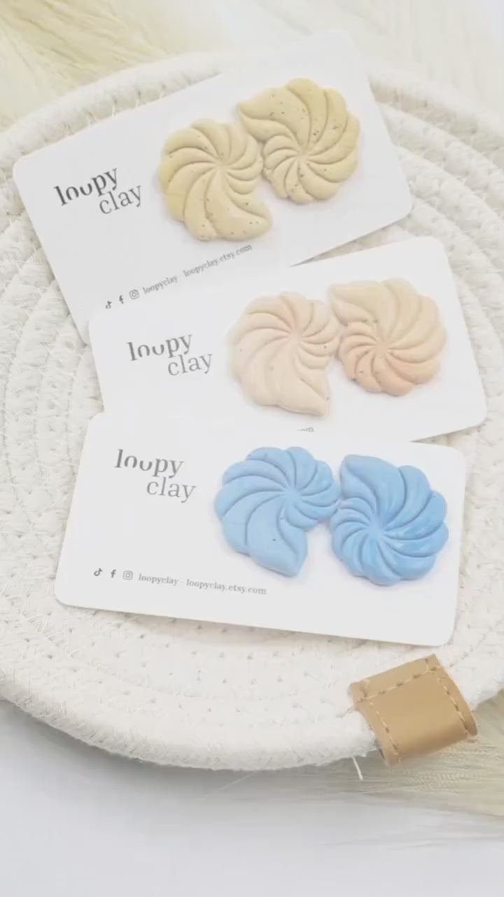 Orecchini Conchiglia: Un Sogno d'Estate tra Colori Tenui e Stile Delicato. Stile e design connubio perfetti per l'estate.