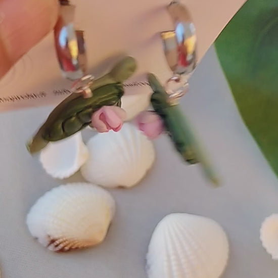 Orecchini pendenti mare donna artigianali – orecchini tartaruga con fiori - summer earrings tartaruga con fiori, leggeri e fatti a mano.
