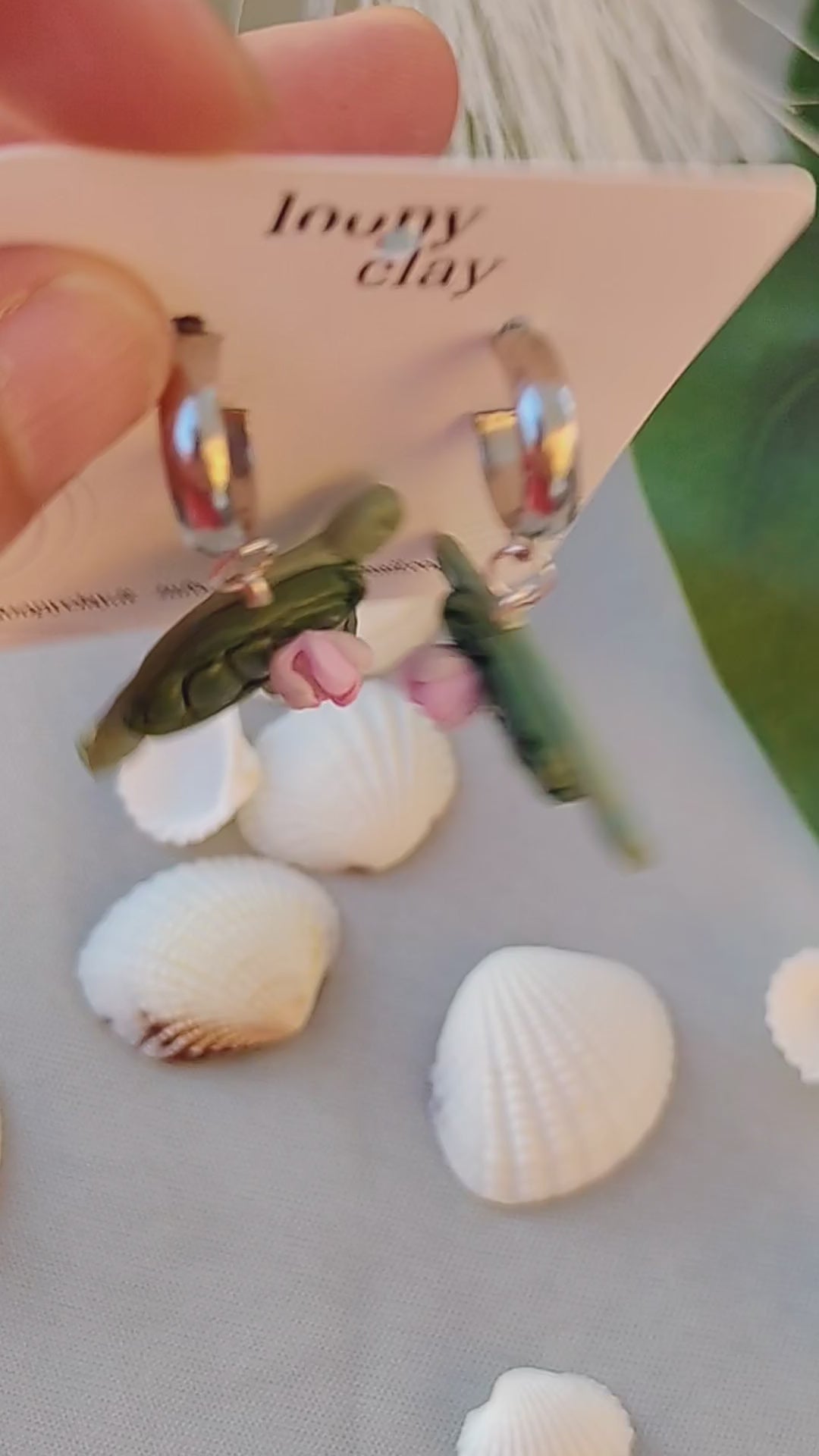 Orecchini pendenti mare donna artigianali – orecchini tartaruga con fiori - summer earrings tartaruga con fiori, leggeri e fatti a mano.