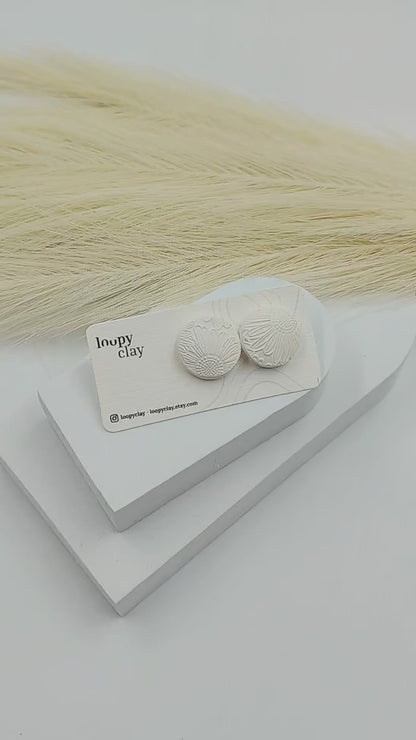 Orecchini copri lobo bianchi con margherite