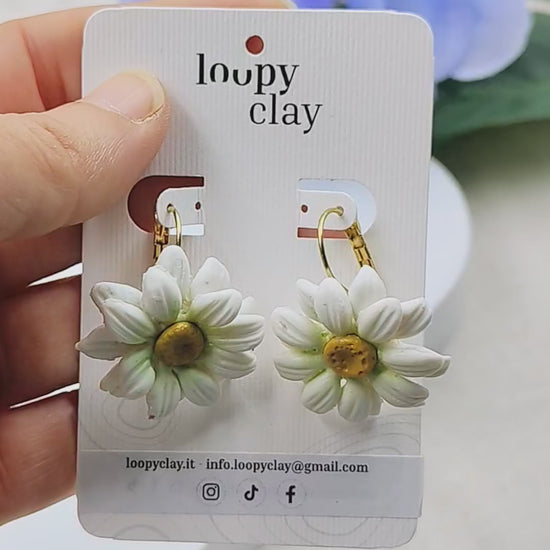 Orecchini Margherità pendenti, Orecchini Cabochon Vintage style, Orecchini floreali unici fatti a mano, gioielli con cabochon di margherite.